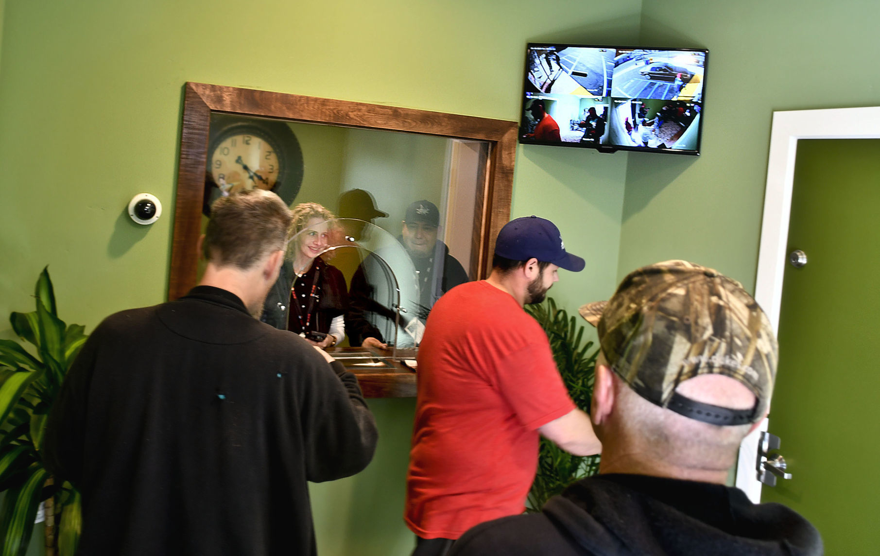 011819 Cannabis dispensary opens 04.jpg